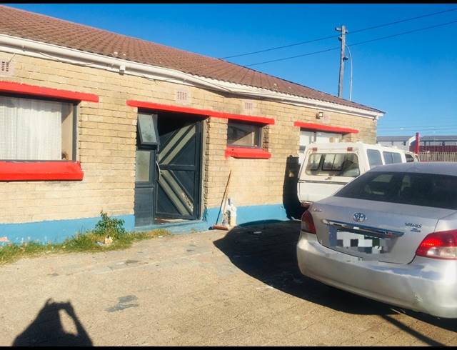 3 BEDROOM FREEHOLD FOR SALE IN MANDELA PARK